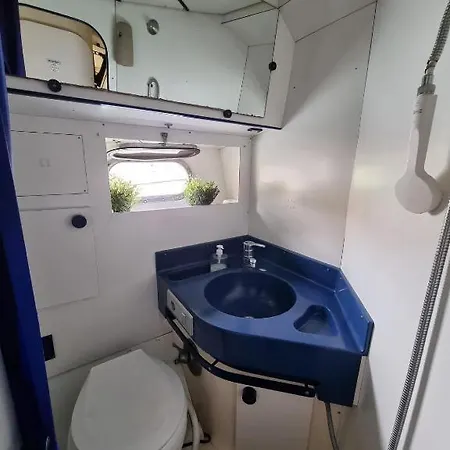 Yate En , Experiencia Unica Hotel na wodzie