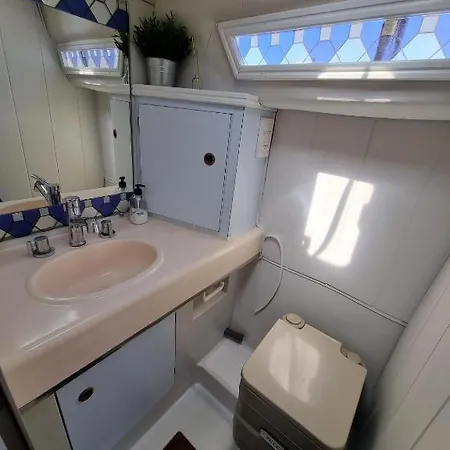 Yate En , Experiencia Unica Hotel na wodzie