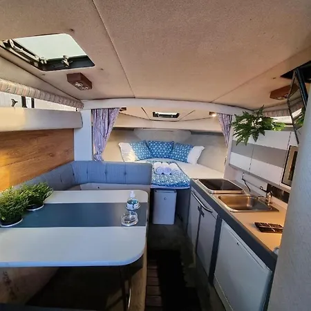 Yate En , Experiencia Unica Hotel na wodzie