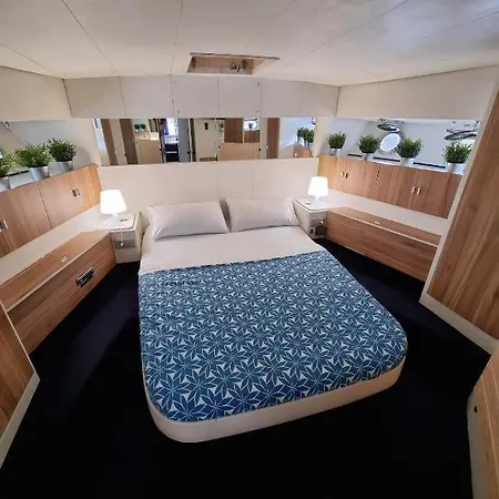 Yate En , Experiencia Unica Botel