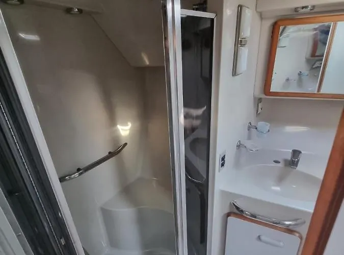 Yate En , Experiencia Unica 船上ホテル ヒホン